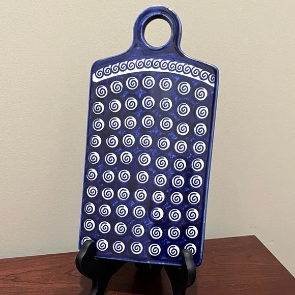 Polish Pottery Boleslawiec cutting board featuring spiral design - Picture 1 of 6